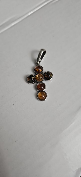 Vand pandativ sub forma de cruce din chihlimbar