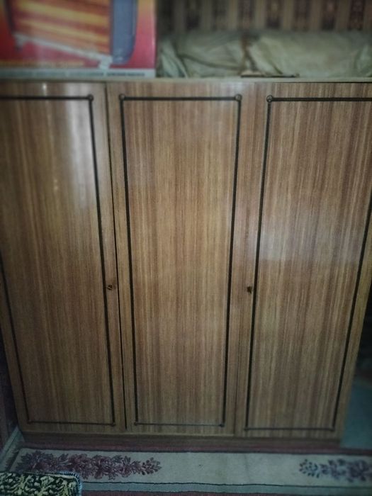 Трюмо с зеркалом и шкаф