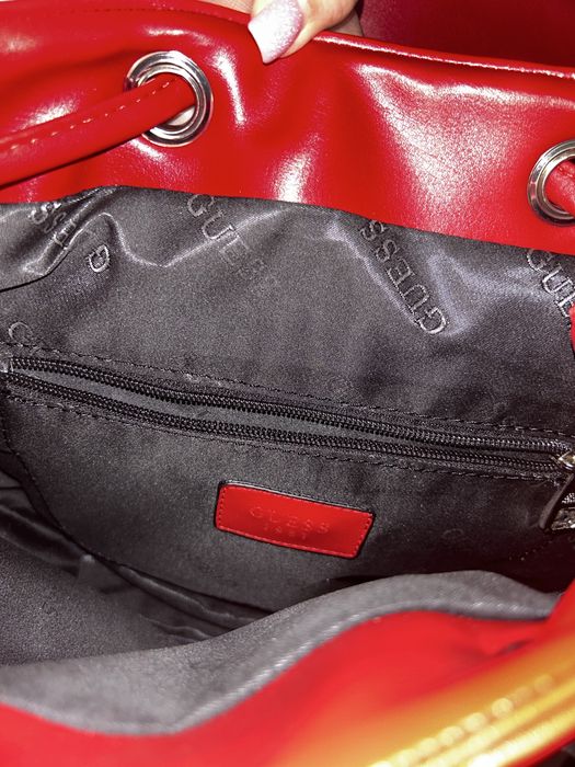 Червена раница на Guess