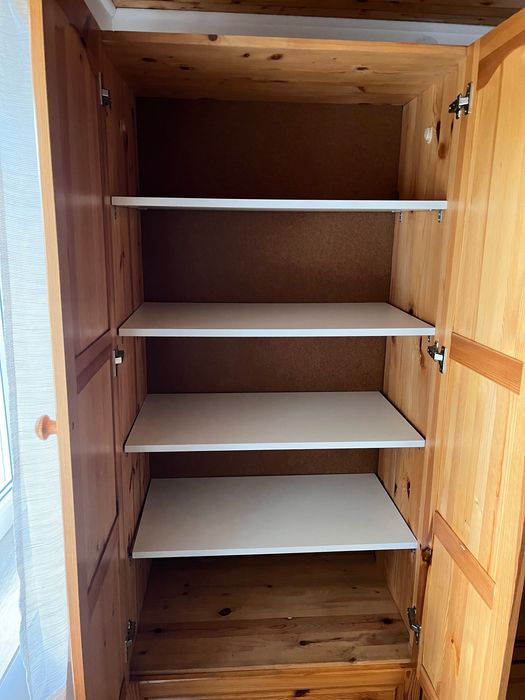 Масивен дървен гардероб