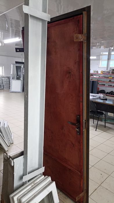 Дверь металлических