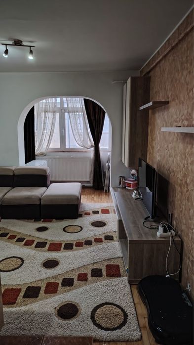 Inchriez apartament 3 camere