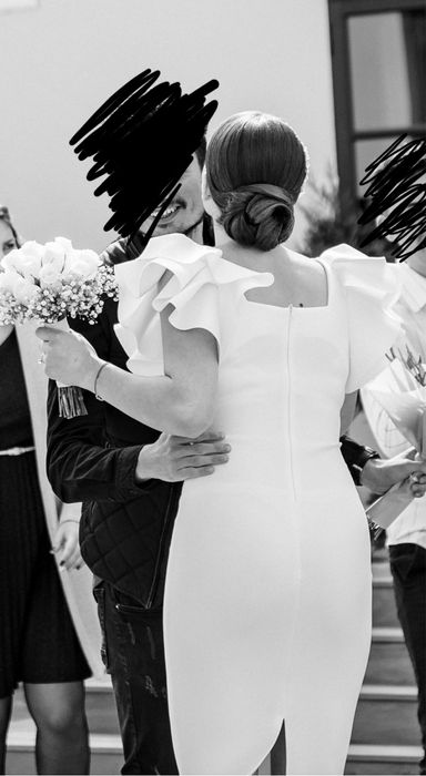 Rochie albă cu volănașe la mâneci. Purtată o singură dată. Mărimea 38.