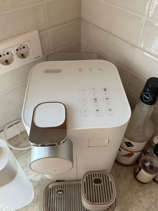 Vând Nespresso Gran Lattissima EN640.W -nou