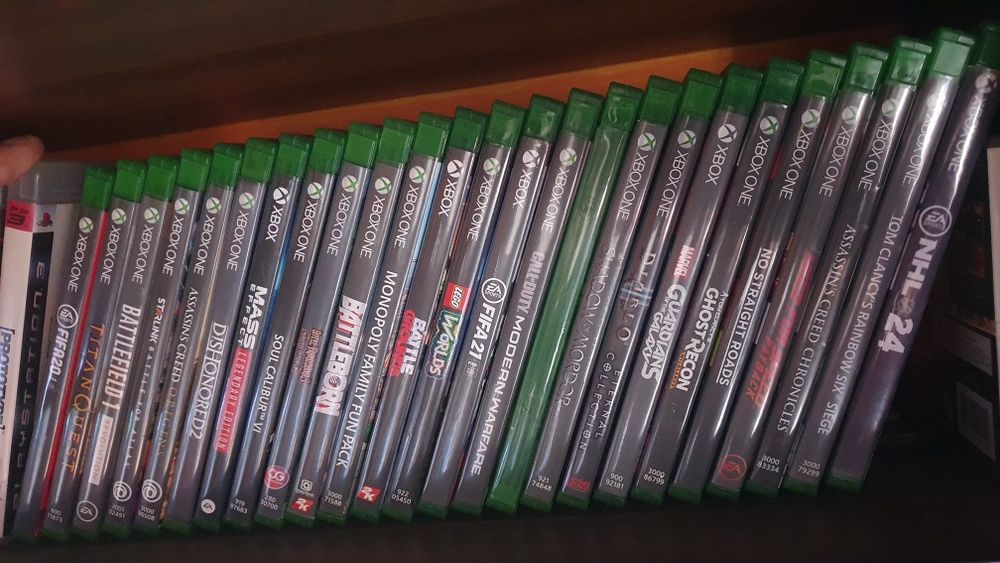 Lot jocuri Xbox One in stare perfecta NFS Fifa Call of Duty plus alte