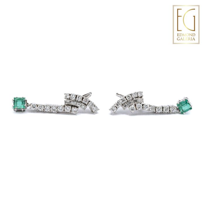 Pereche de cercei Alberto Kling (Bogota, Colombia) din platină și aur alb, decorată cu smaralde și diamante, însoțită de cutia originală