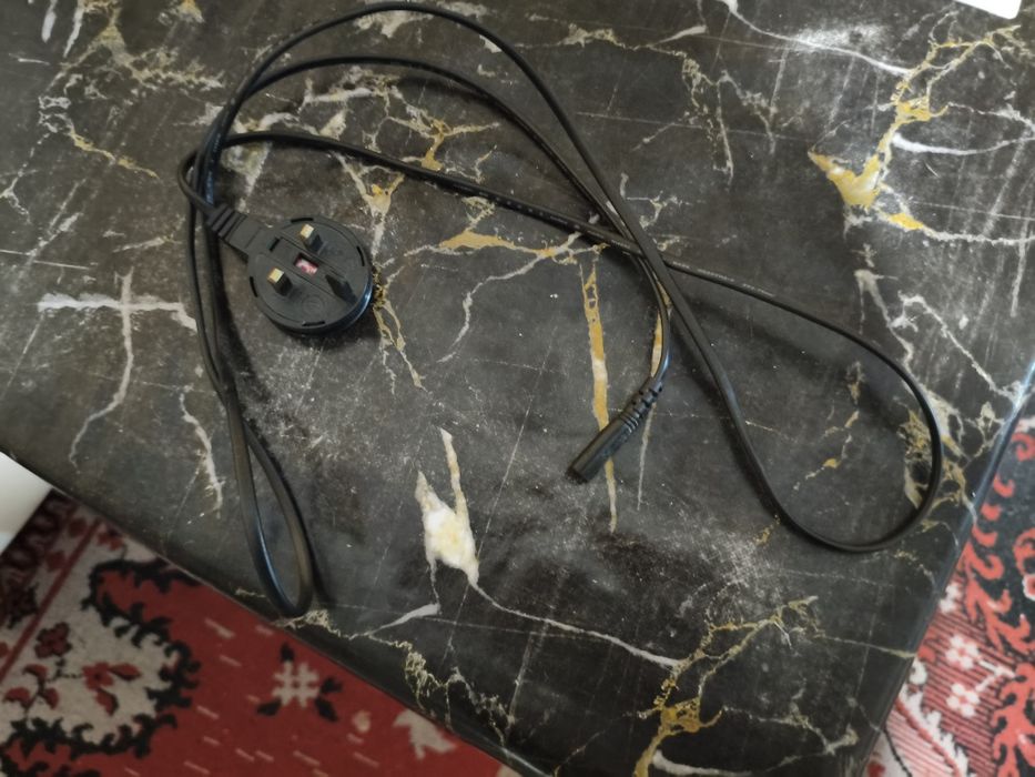 PS4 slim с всички нужни кабели