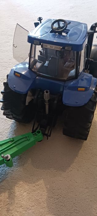 Трактор с ремарке Брудер Bruder