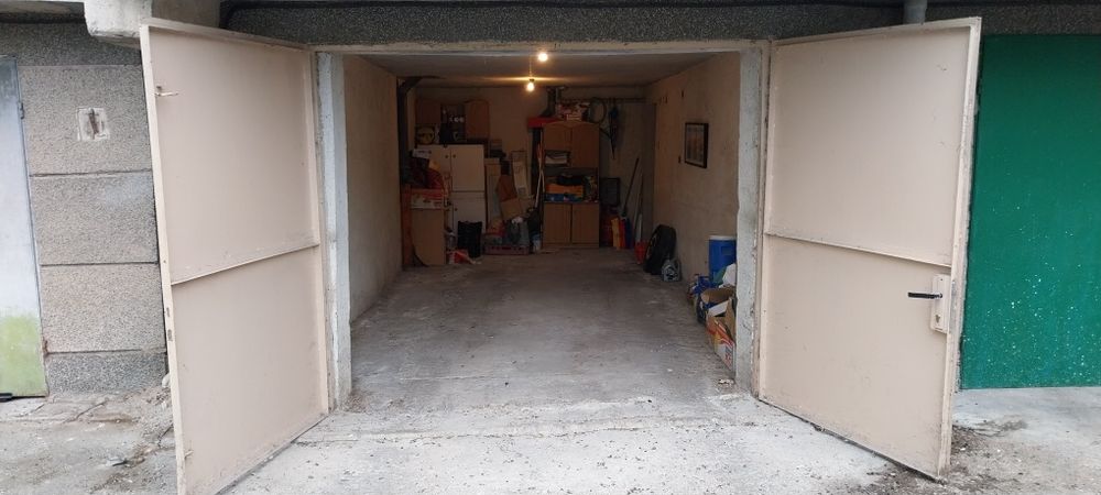 Продавам гараж.                                     .