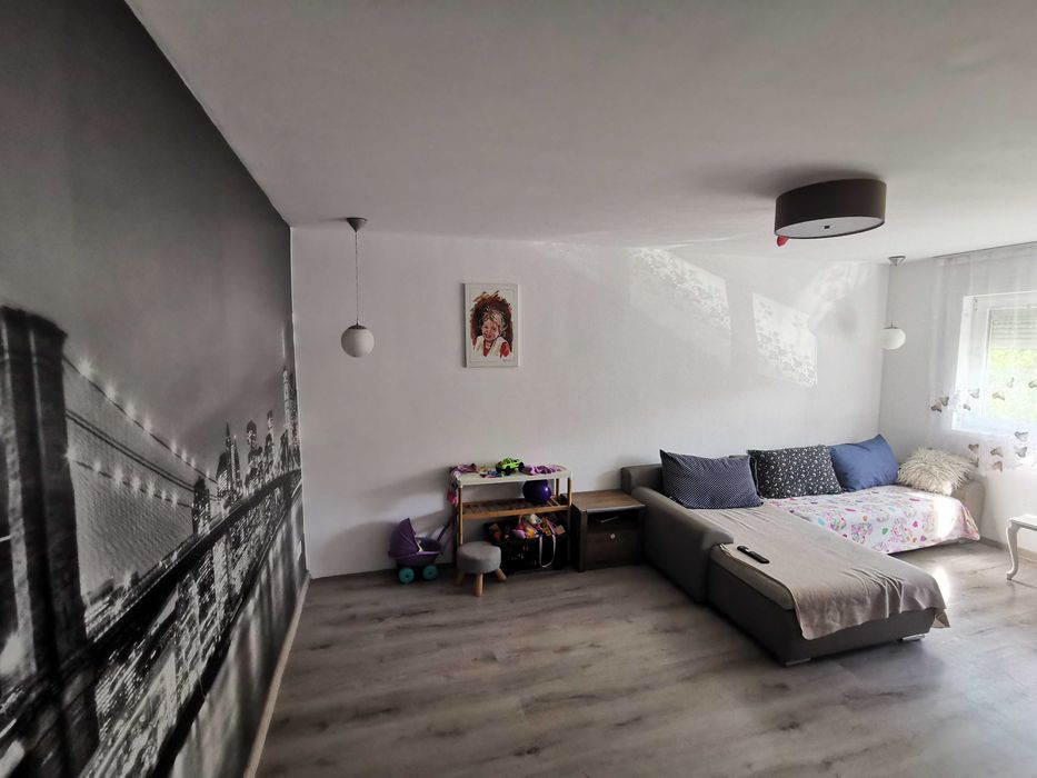 Propun spre vânzare apartament cu 3 camere în cotul mic