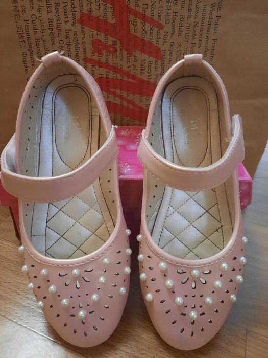 Детски розови сандали