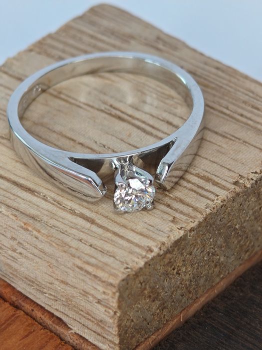 Пръстен от 14к бяло злато 52 мм, цен. диамант 0.20 ct.