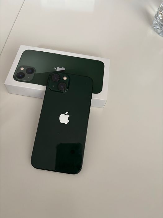 iPhone 13тъмно зелен