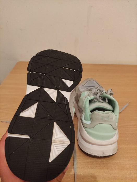 Adidași under armour