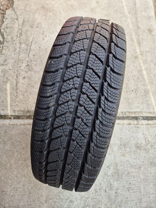 O bucată 205/65 R16C M+S iarnă - una Semperit Goodyear Pirelli