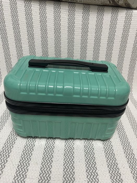 Косметичка и чемодан