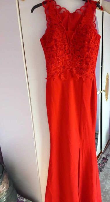 Червена дълга рокля