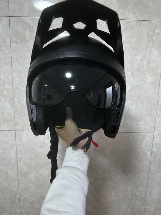 Мотошлем новый……………