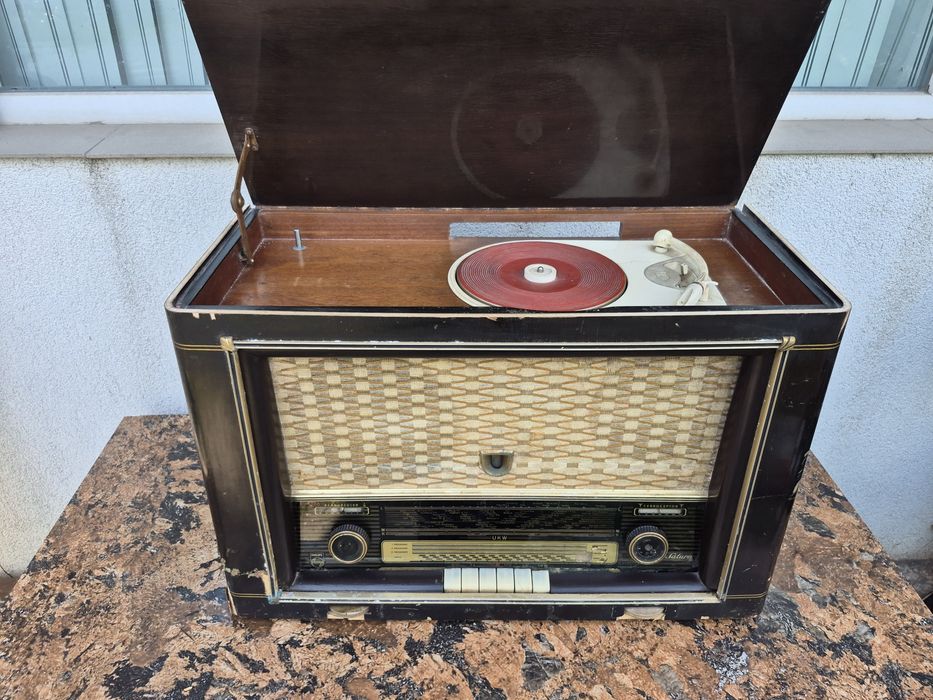 Vând colecție 32 Radio cu Lampi,carcasa ebonita&lemn din ani 1940