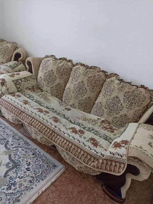 Раскладной диван и два кресла.