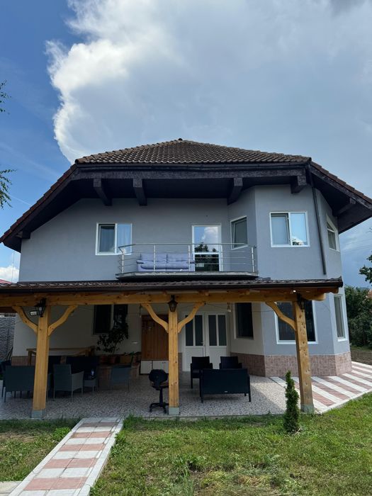 Vilă spațioasă, renovată în 2024, cu 1.400 m² teren – Hațeg