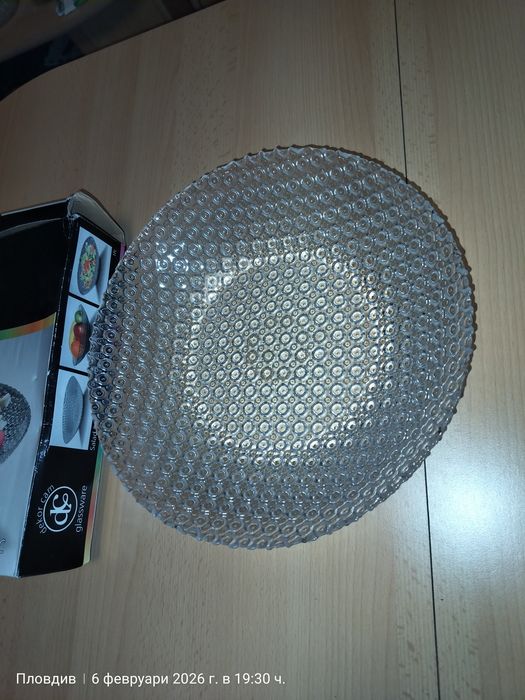 Стъклена и дървена купи за плодове, бонбони и салата.