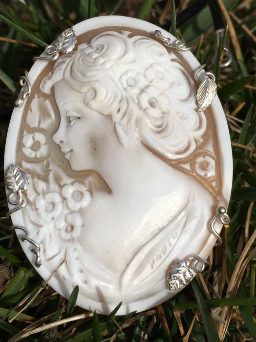 Изящна камея, сребърен обков 2 бр