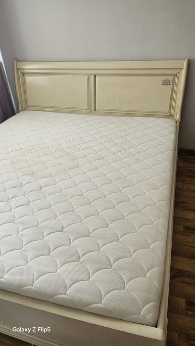 кровать с матрацом+комод с зеркалом