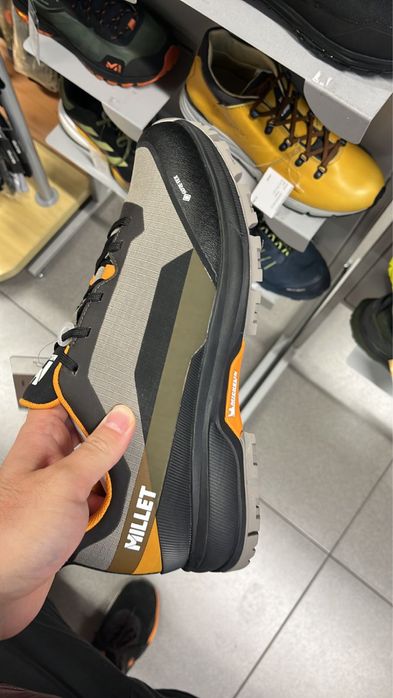 Продаются трекинговые кроссовки