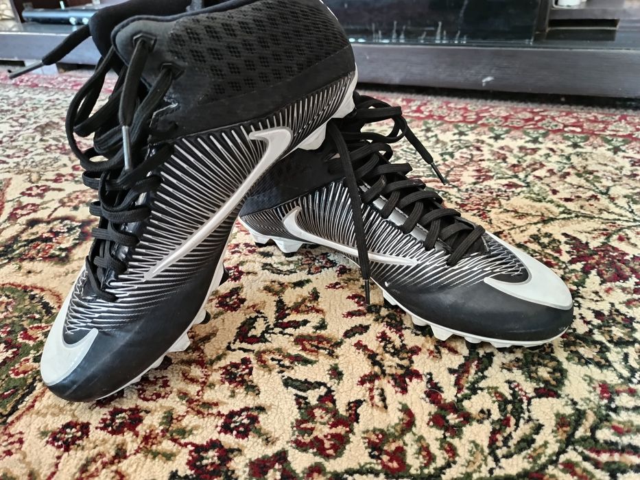 Футбольные бутсы Nike