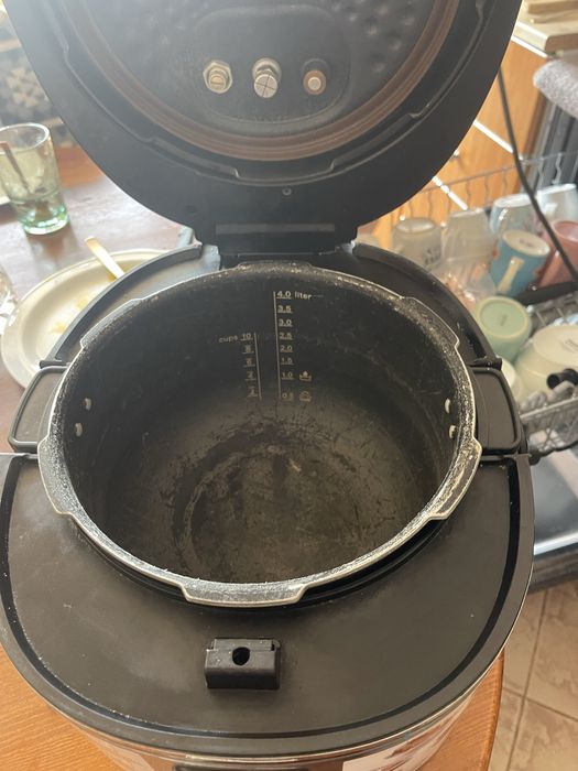 Продавам мультикукър - тенджера