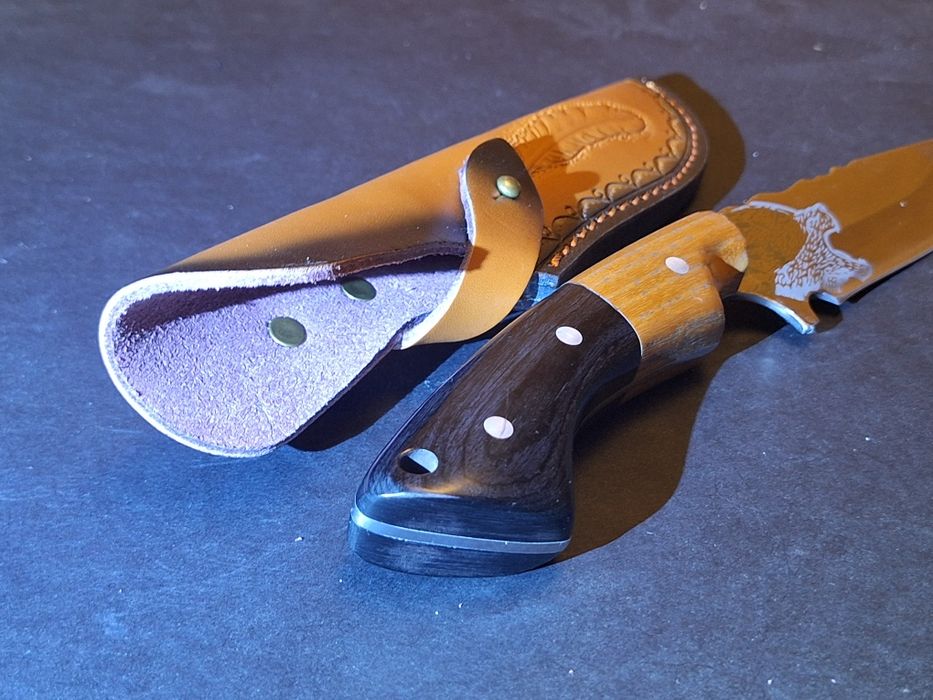 Ловен нож с кожена кания