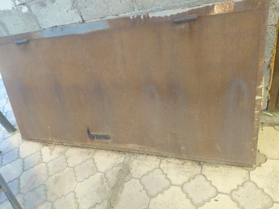 Продам металлическую дверь