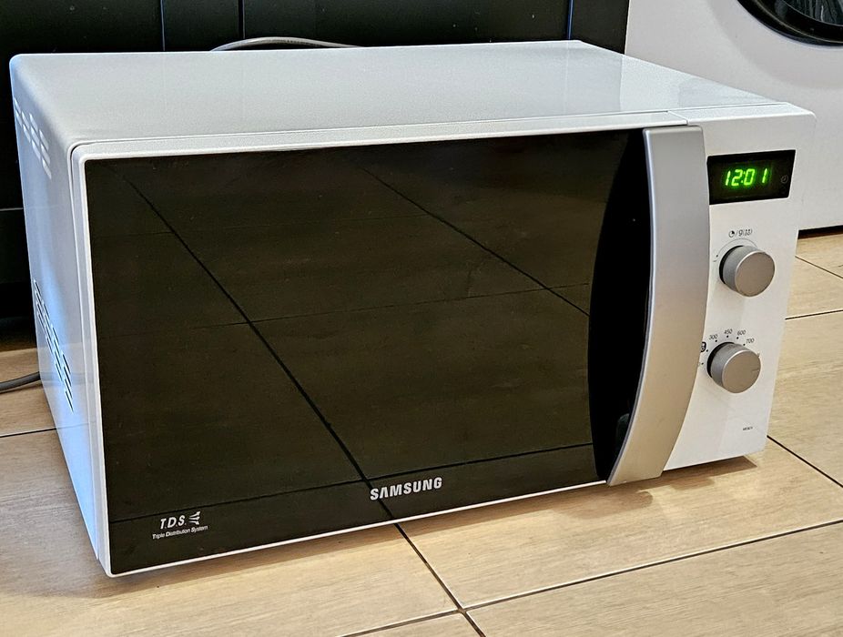 Продавам изключително запазена микровълнова Samsung