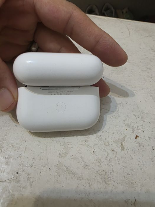 AirPods Pro (1-го поколения).