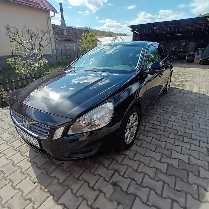 Vând Volvo v60, combi