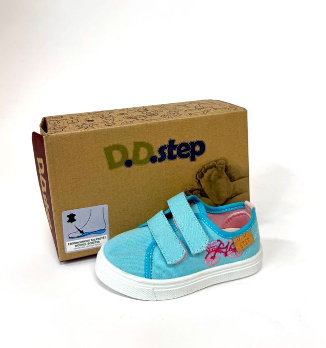 Детски обувки, сандали, боти и пантофи на разпродажба от магазин.