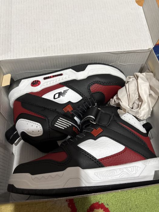 Vand adidasi cu lumini