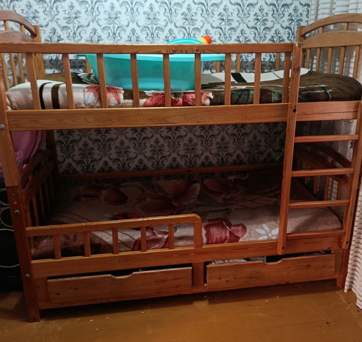 Продается срочно детская двухяростная кровать . Деревянная. Б/у