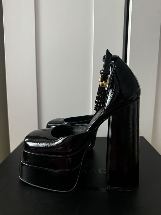 Versace Medusa Aevitas patent leather platform pumps, size 38