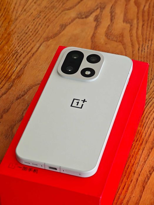 Нов OnePlus 15 16/256 - Global 6.78" 165Hz; 7300mAh 120w; 3x50mpx;IP68