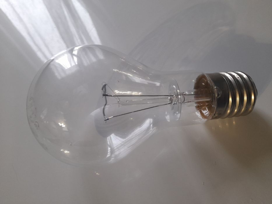 Удължител двужилен и голяма крушка 300 вата