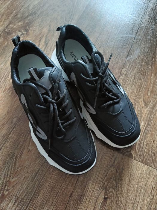 Кроссовки новые,40 размер