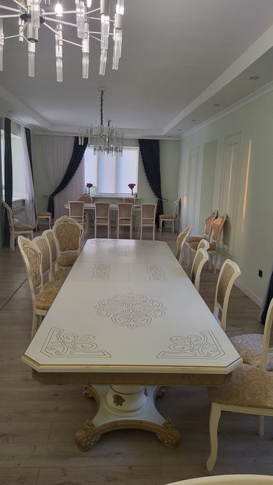 Гостинный стол без стульев