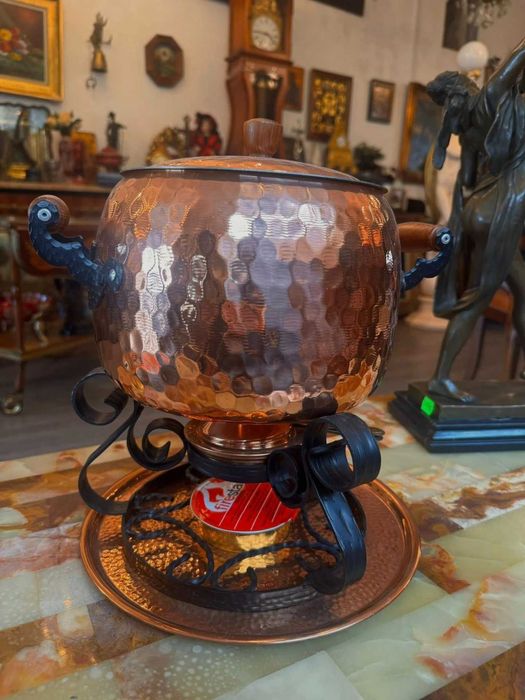 Set de fondue din cupru bătut.