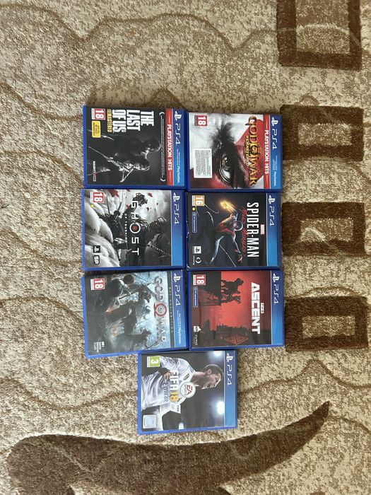 Ps4 cu 512 GB un controller si toate cablurile necesare plus 17 jocuri