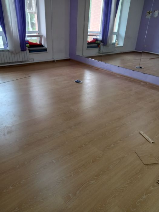 Укладка ламината линолеума. плинтусов.