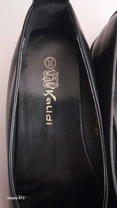 Продам для девочки туфли