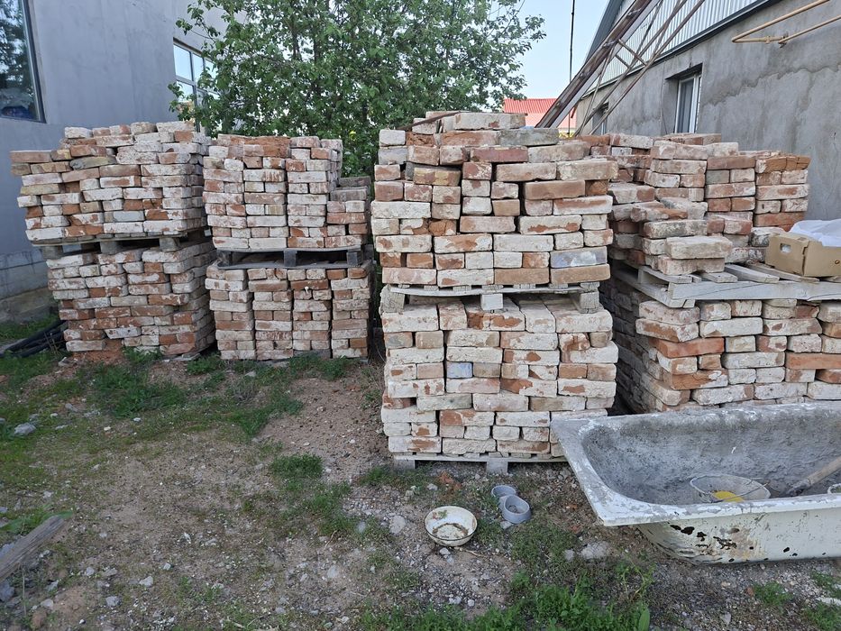 Красный б/у кирпич