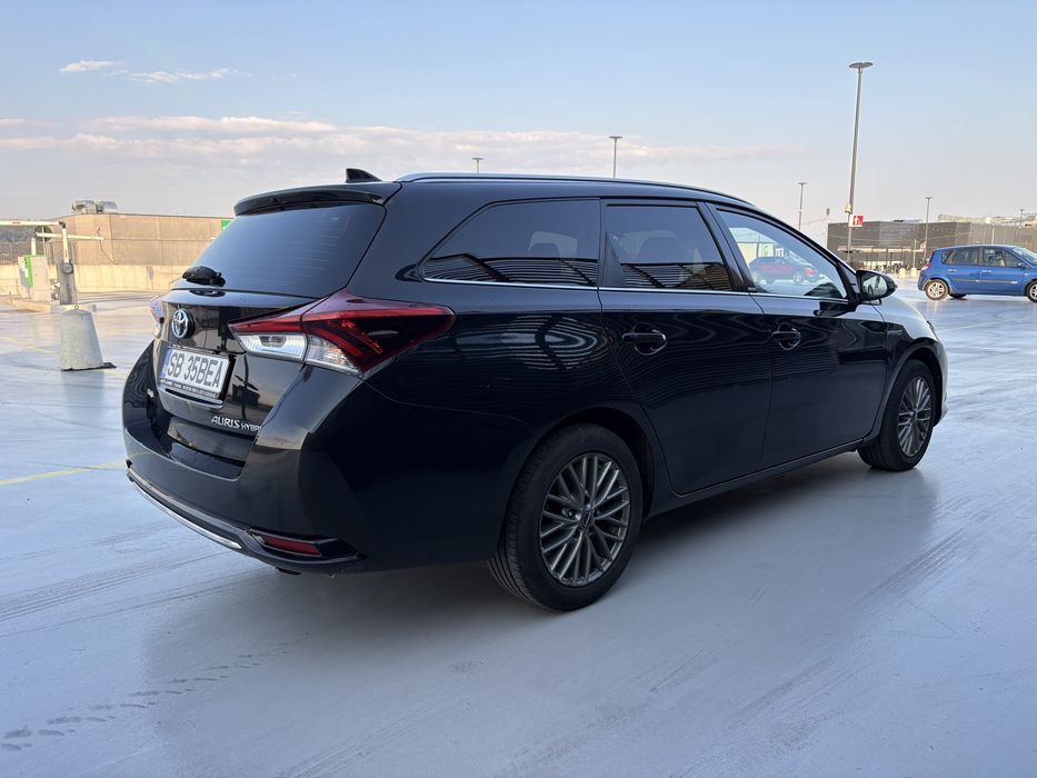 - Toyota Auris 1.8 Hybrid 2016